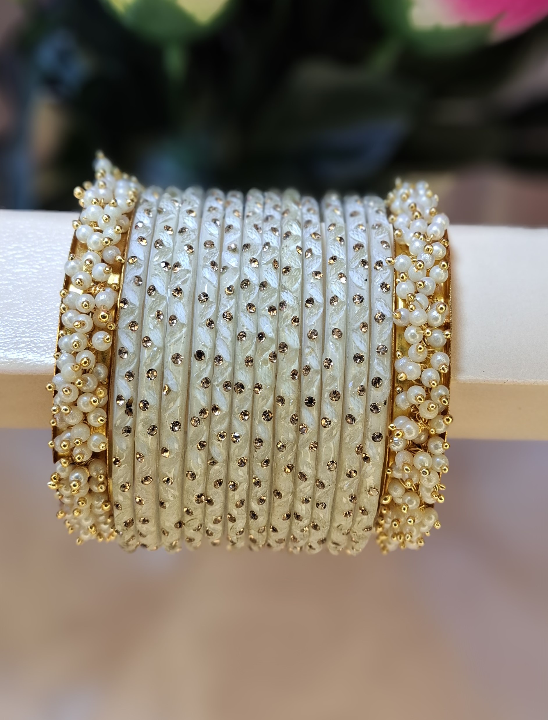 🛍️ Elegant White Kashmiri Glass Bangles Combo (১ ডজন প্রিমিয়াম চুড়ি ও ২ পিস রাজকীয় গাজরা কড়া) ✨