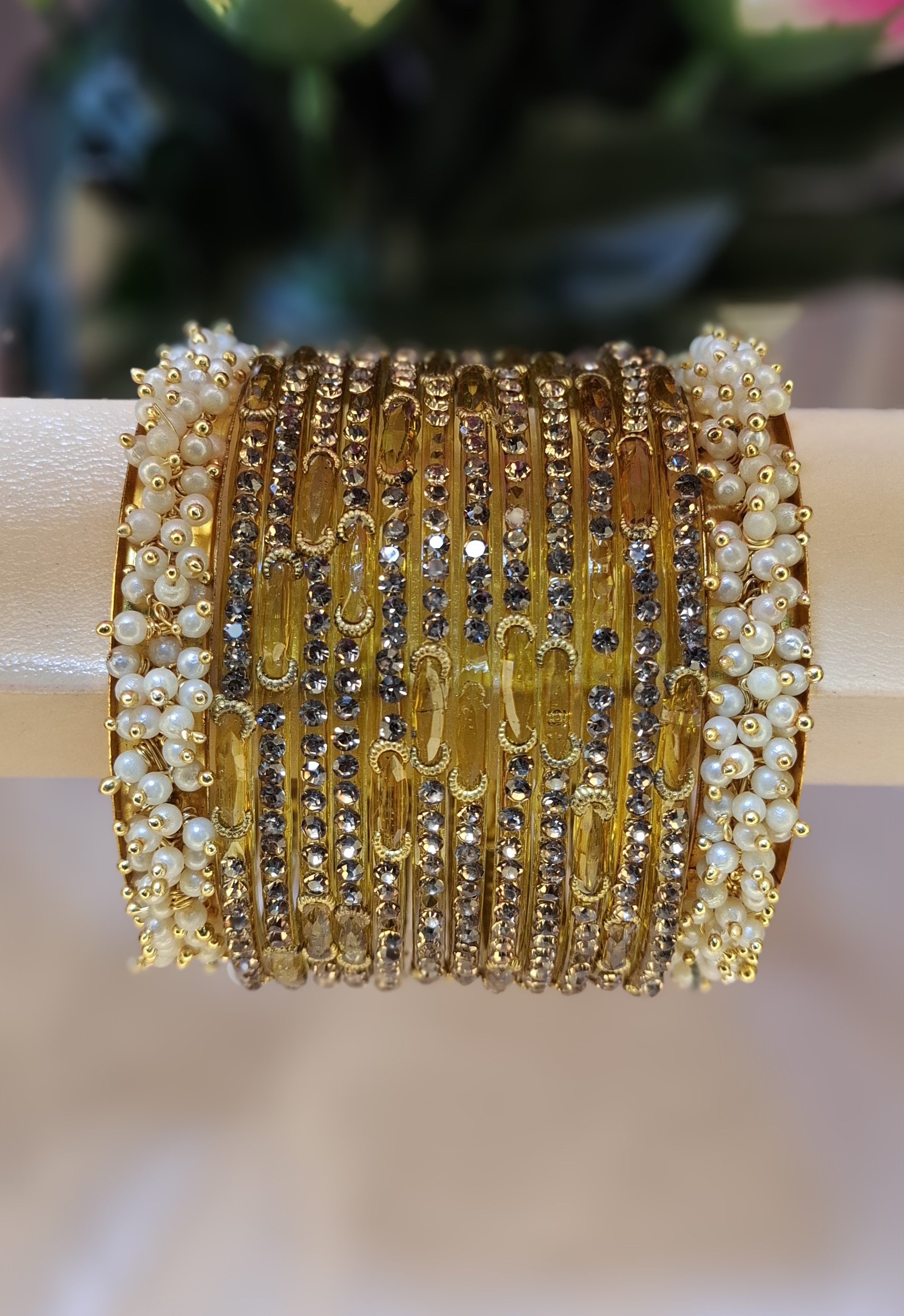 🛍️ Golden Kashmiri Glass Bangles Combo (১ ডজন প্রিমিয়াম চুড়ি ও ২ পিস রাজকীয় গাজরা কড়া) ✨