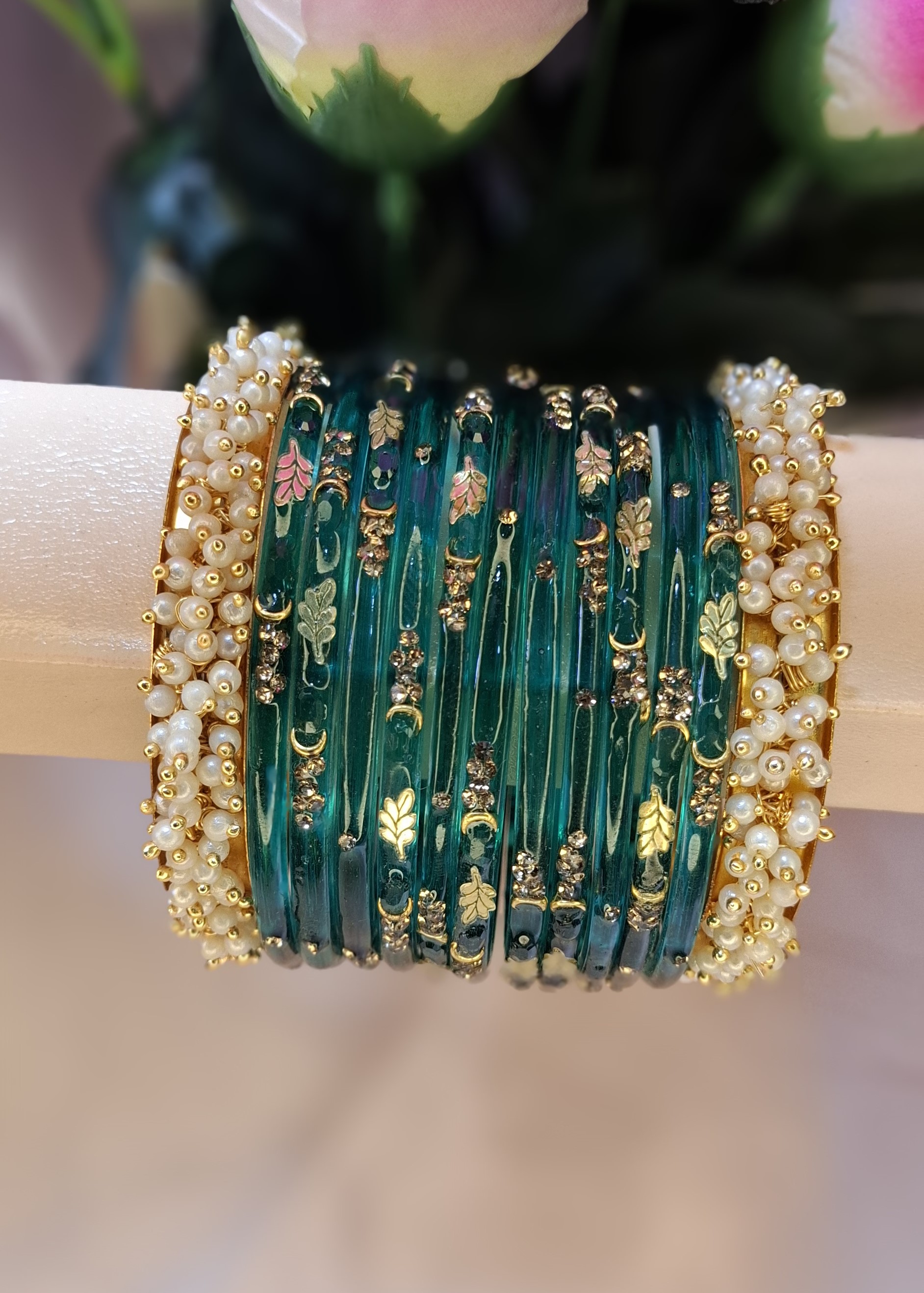 🛍️ Bottle Green Kashmiri Glass Bangles Combo (১ ডজন প্রিমিয়াম চুড়ি ও ২ পিস রাজকীয় গাজরা কড়া) ✨