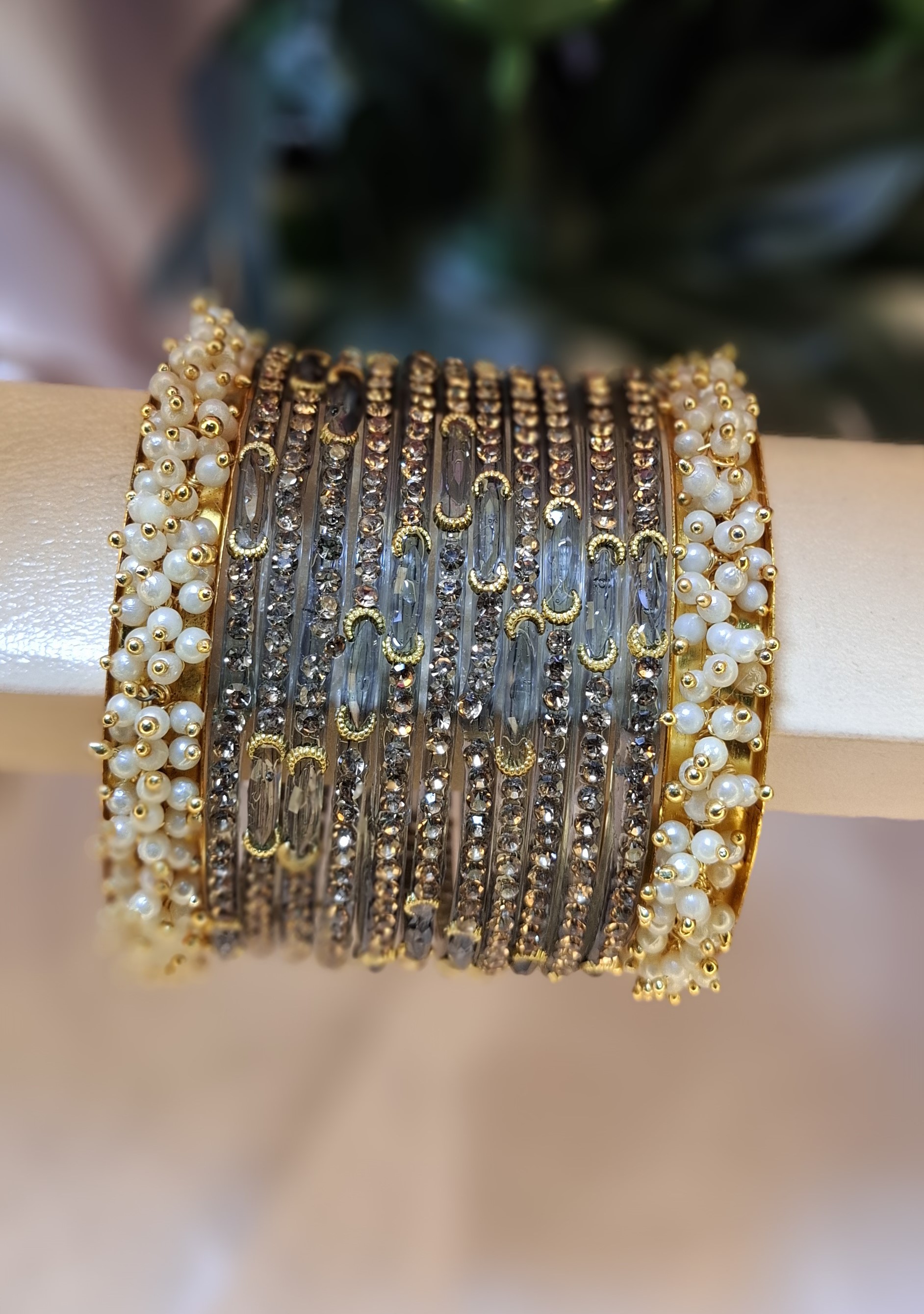 🛍️ Glass Clear / Transparent Kashmiri Glass Bangles Combo (১ ডজন প্রিমিয়াম চুড়ি ও ২ পিস রাজকীয় গাজরা কড়া) ✨